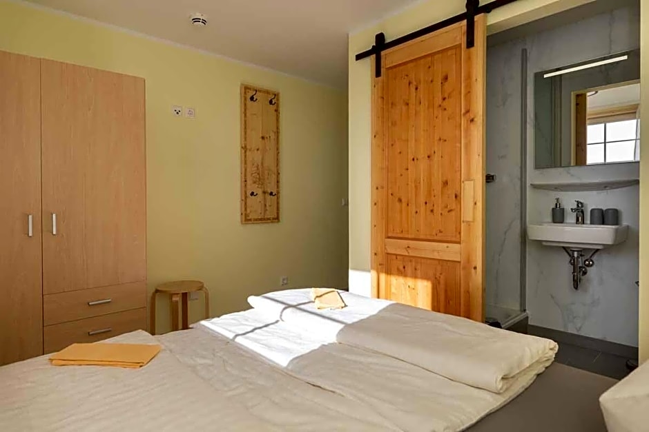 Foto 1 dari 6 — Doppelzimmer-Einfach-Eigenes Badezimmer-Bergblick