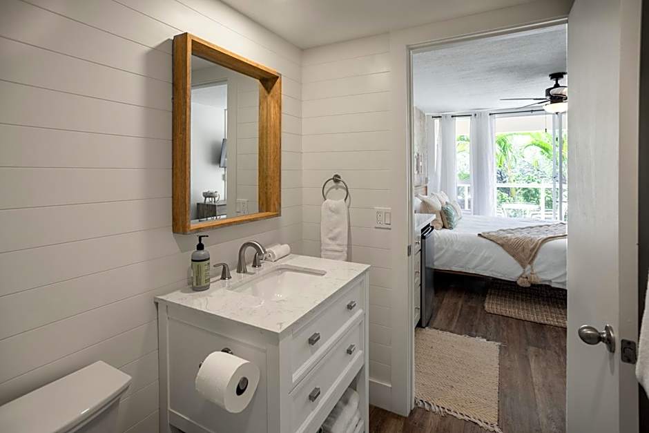 Renovated & Walkable to Beaches, Shops & Dining!