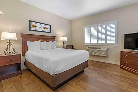 Suite-1 King 1 Queen NSMK 2 Bedrooms Microwave Fridge Wi-Fi One And A Half Bathrooms Full Breakfast