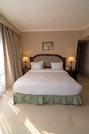 Deluxe Royal Nile Suite