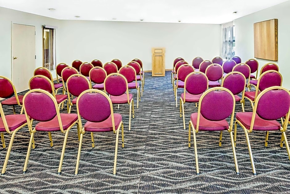 Days Inn & Suites by Wyndham Kalamazoo – Kalamazoo, MI