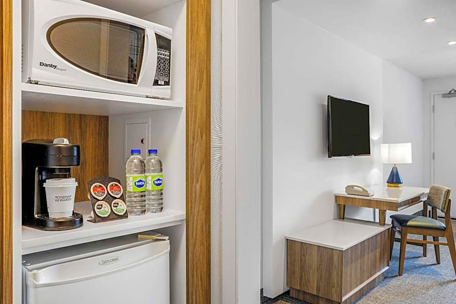 Travelodge by Wyndham Niagara Falls at the Falls