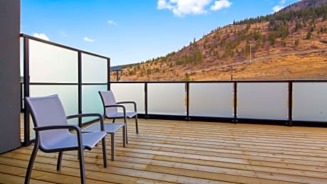 King Room with Balcony - Non-Smoking