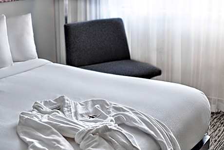 Concierge lounge access, 1 Bedroom 2 room Suite, 1 King, Sofa bed, High floor