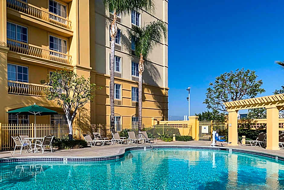 La Quinta Inn & Suites by Wyndham Ontario Airport