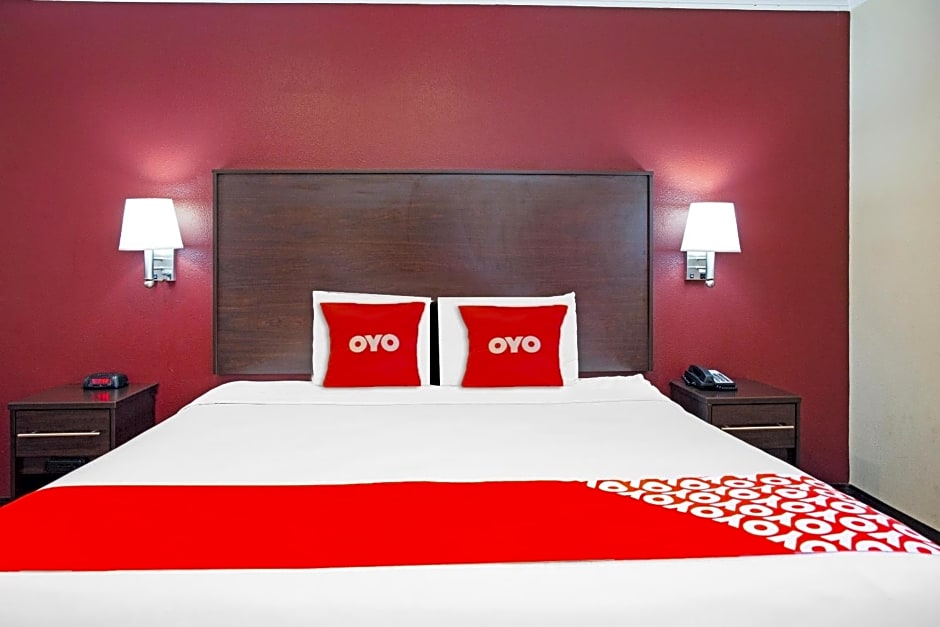 OYO Hotel McAllen Airport South - 1 mi from McAllen Medical Center