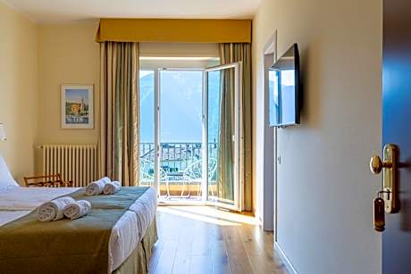 Double or Twin Room with Balcony and Lake View