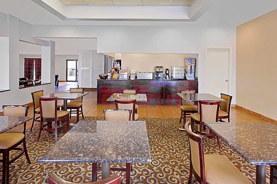 Super 8 by Wyndham Plainview