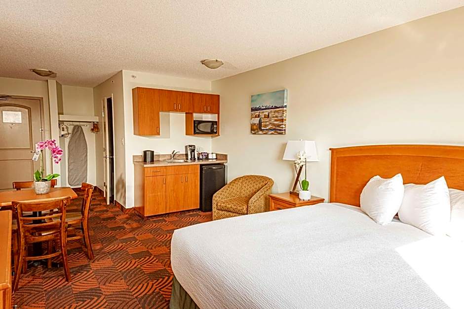 Photo 1 of 6 of 1 King Bed and 2 Twin Beds Suite