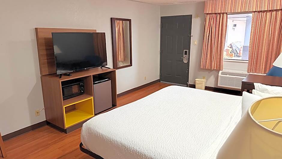 Days Inn & Suites by Wyndham Winnie