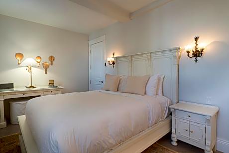 Queen Room in Penthouse 1 / Building B / No Kitchenette / Animals Not Permitted