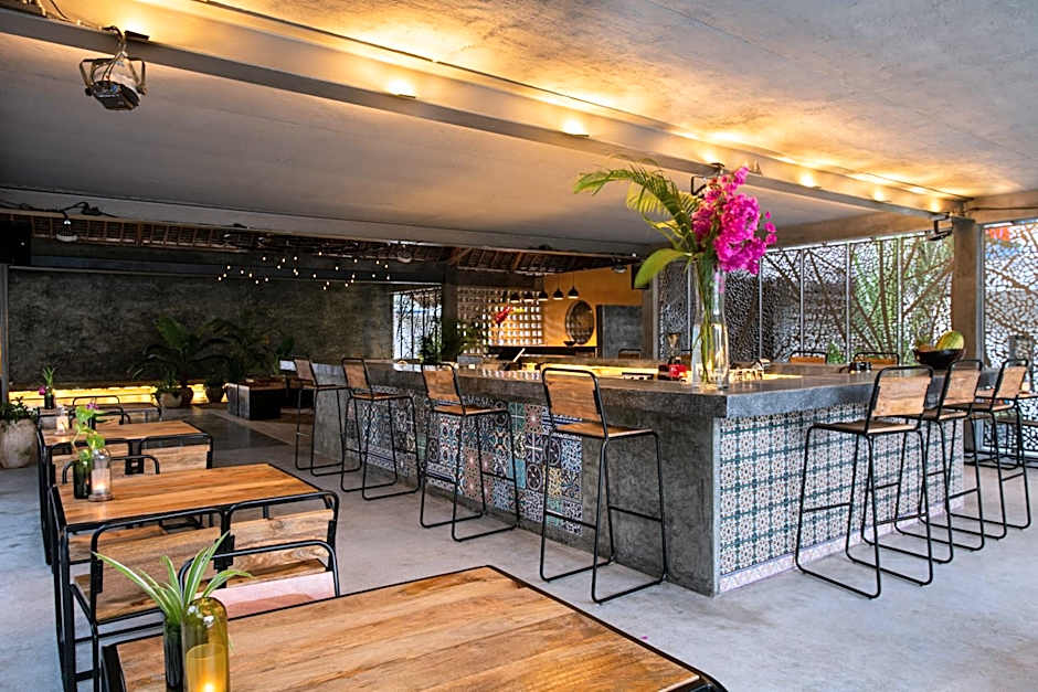 Casa Beach Hotel "Casa Del Mar"