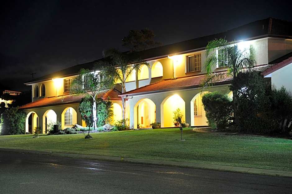 McNevins Warwick Motel