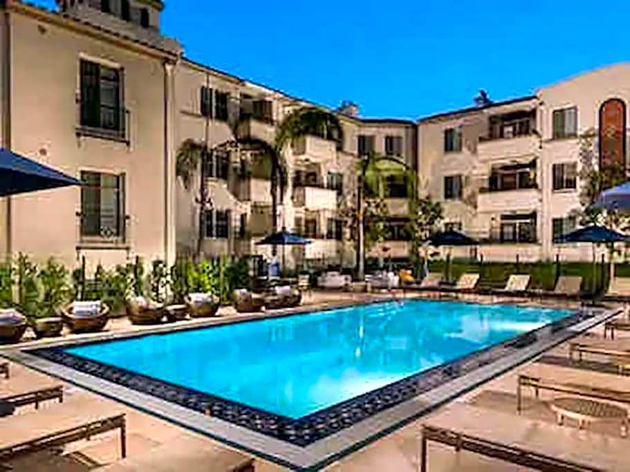 Lux One Bedroom Condo with Garden View