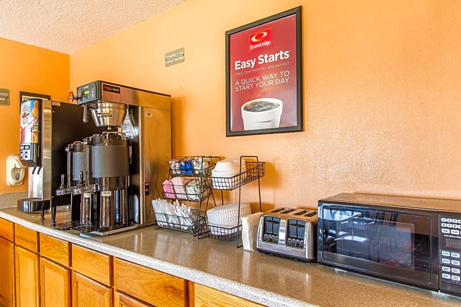 Econo Lodge Inn & Suites