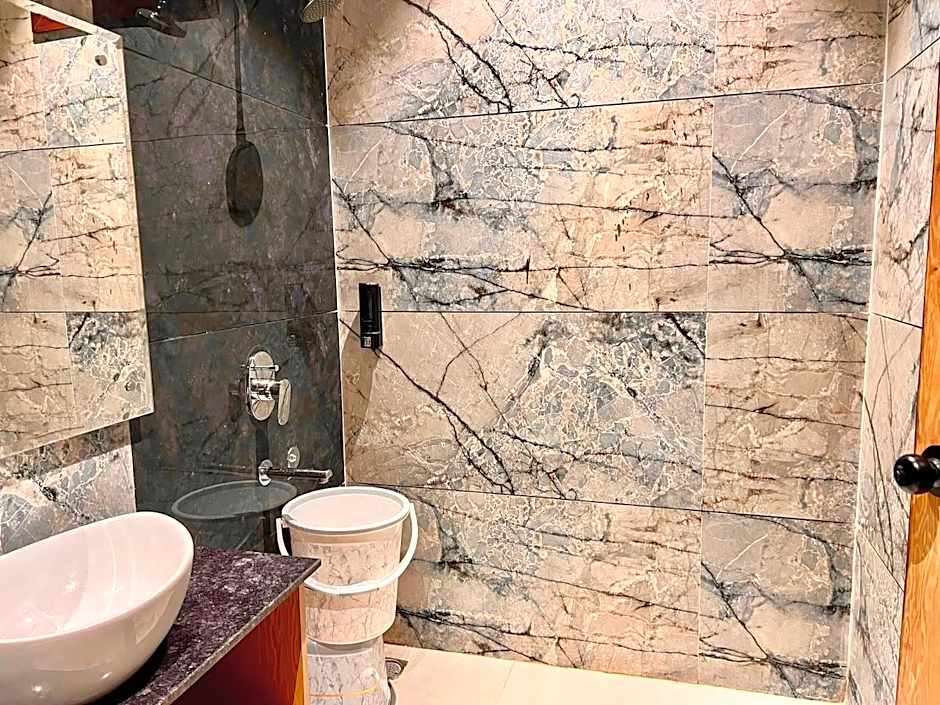 Hotel Brooklyn Suites - Near Golden Temple