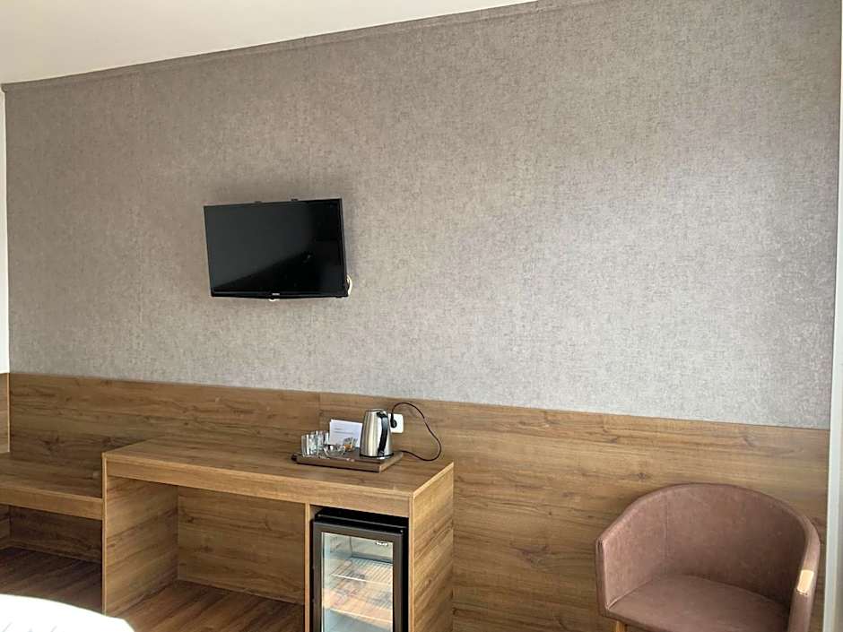 F Hotel 24h Check-In