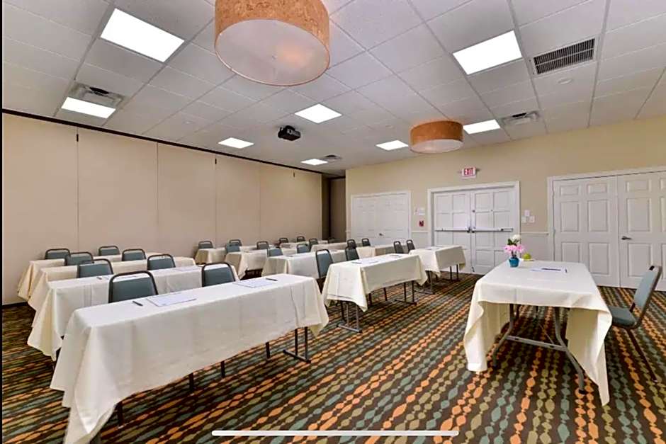 Red Roof PLUS+ & Suites Tampa