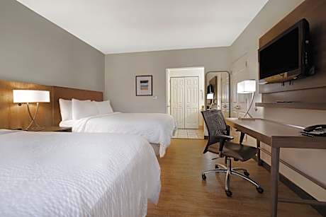 2 Queen 2 Bedroom Suite Mobil Access Tub