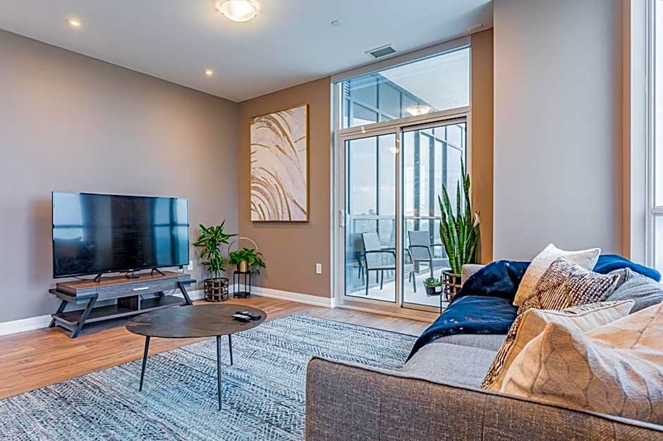 Amazing 3 Bed 4 Bath Penthouse with Roof Top Terrace close to Airport