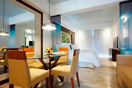 Junior Suite Pool View 1-king bed