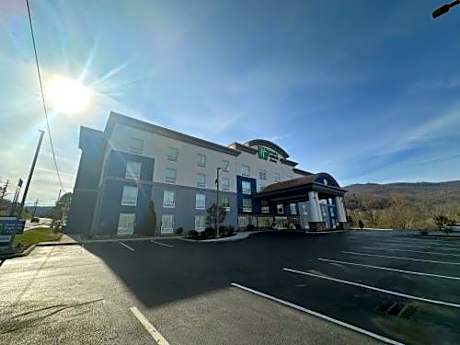 Holiday Inn Express & Suites Caryville By IHG