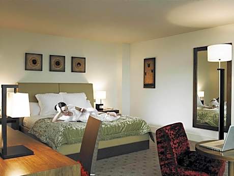 Retreat with Lake View (Adults Only)