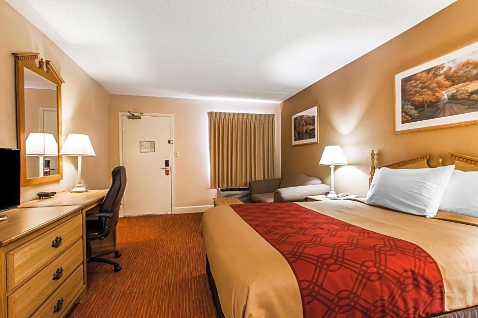 Econo Lodge Inn & Suites
