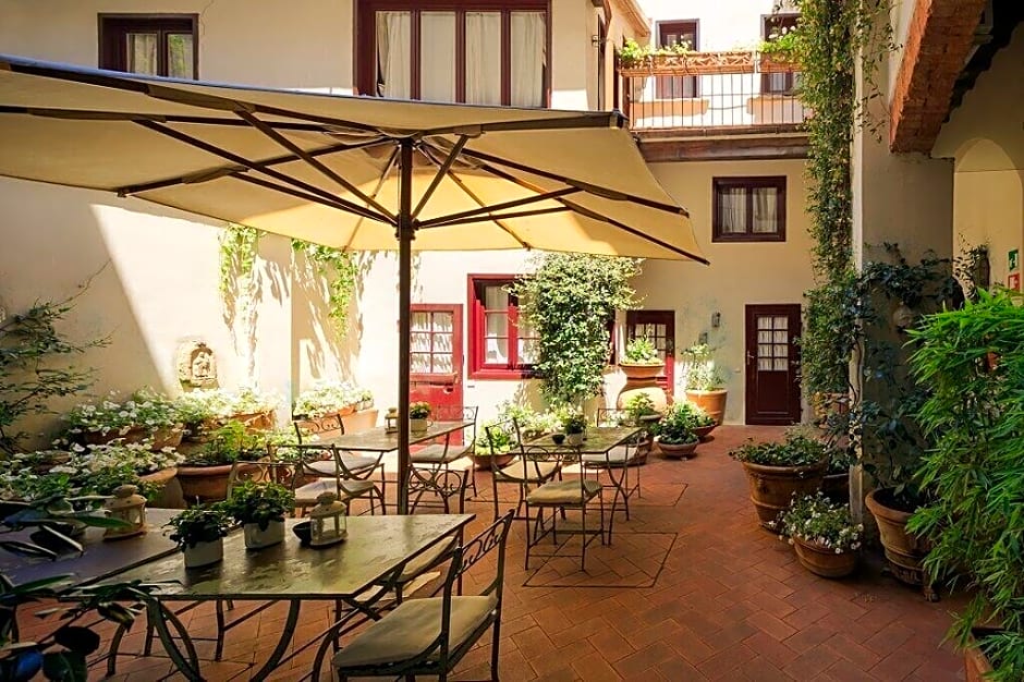 J And J Historic House Hotel