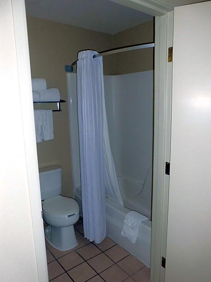 Holiday Inn Express & Suites Omaha - 120th and Maple By IHG
