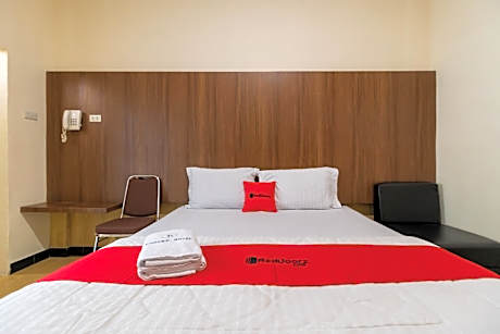 RedDoorz Plus near Ramayana Pematangsiantar