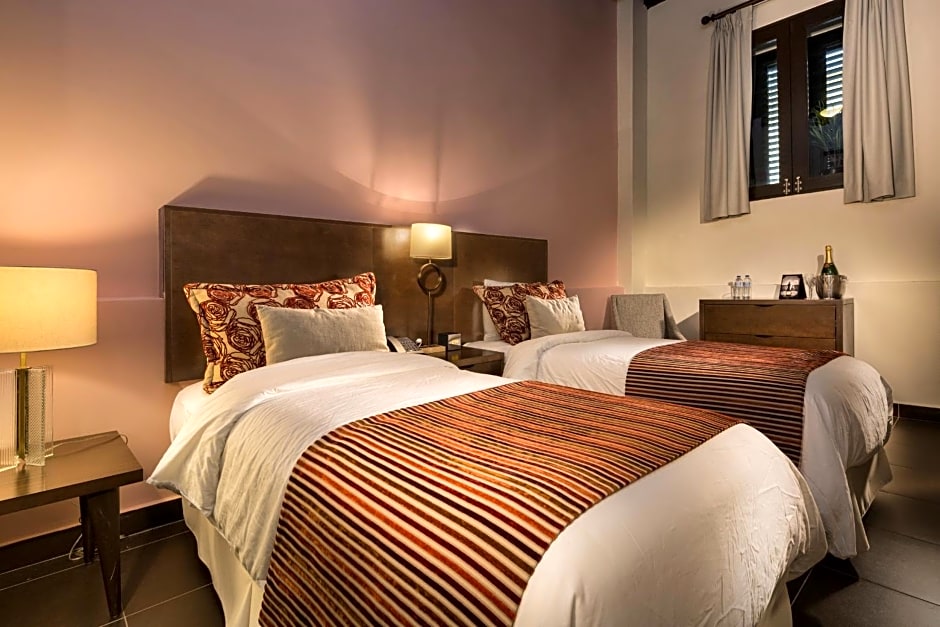 Decanter Hotel
