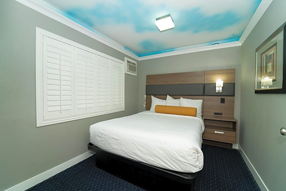 Hollywood Palms Inns & Suites