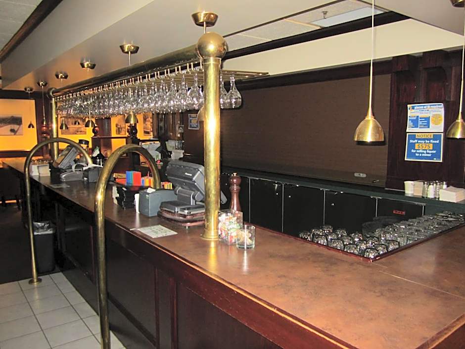 Woodlands Inn & Suites