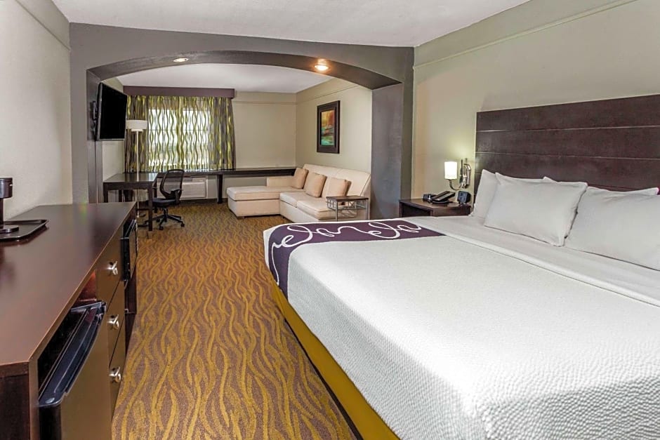 La Quinta Inn & Suites by Wyndham Laredo Airport