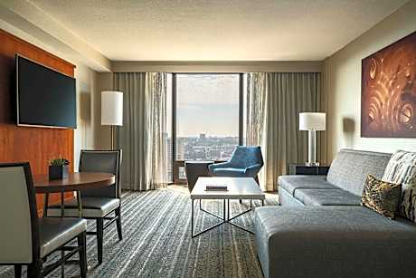 1 Bedroom Junior Suite, 1 King, B. Allis Plaza view, City view
