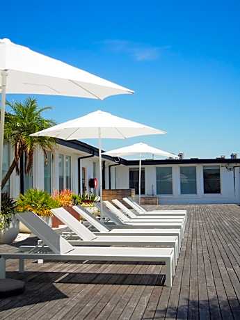 Barrys Beach Road Hotel