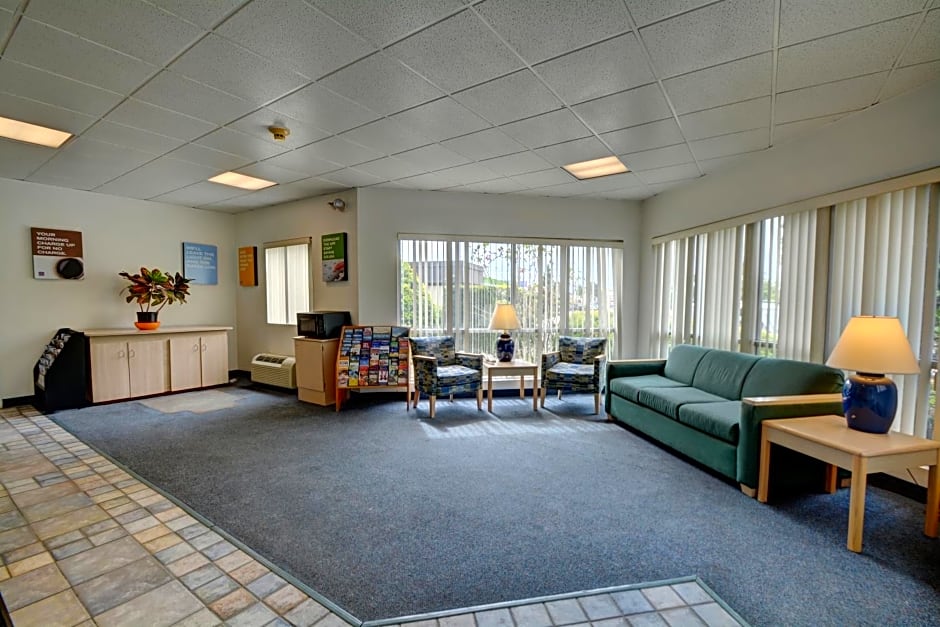 Motel 6-Warwick, RI - Providence Airport - I-95