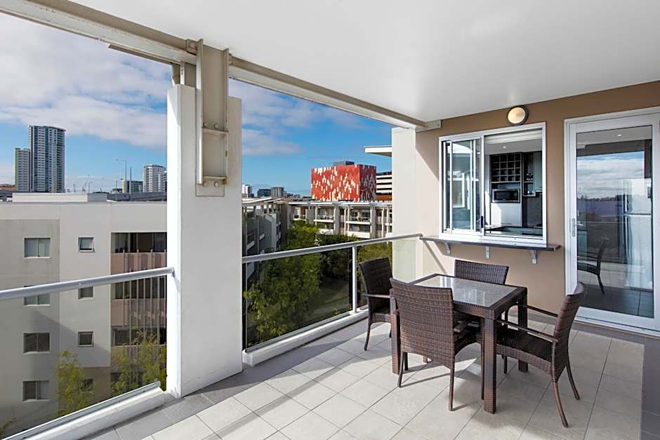 Oaks Brisbane Mews Suites