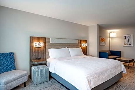1 King Suite Comm Access Tub