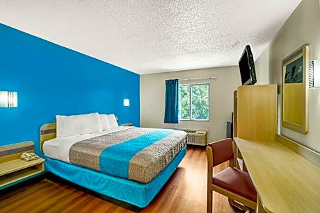 1 King Bed | Non-Smoking