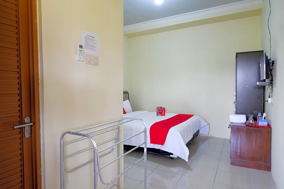 RedDoorz Syariah near Alun Alun Pacitan 2