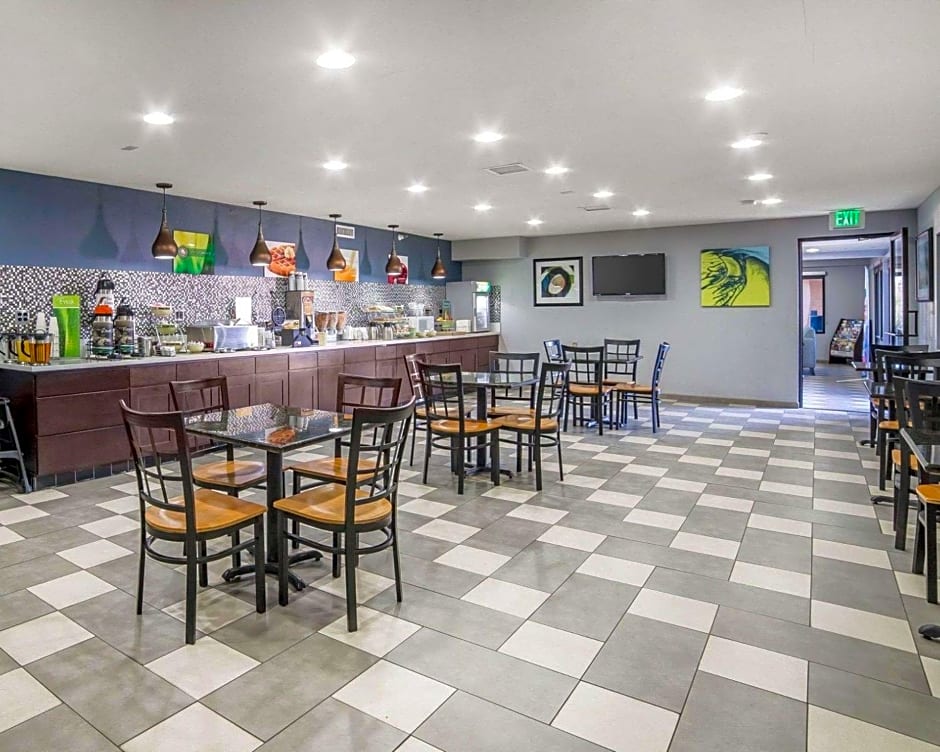 Rodeway Inn & Suites