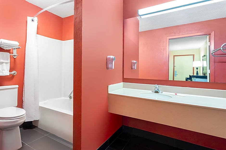 Travelodge by Wyndham Richmond IN