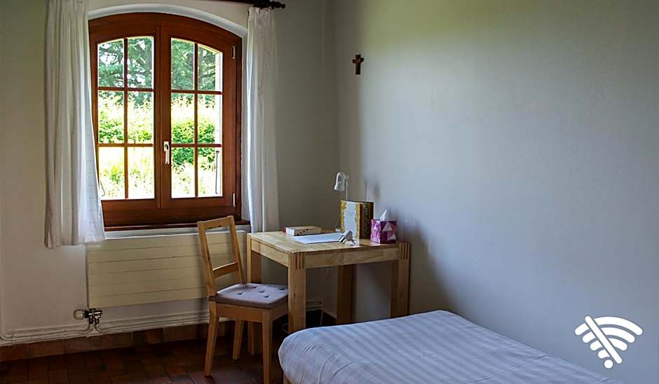 Standard Single Room with Shared Bathroom — 3 fotoğraftan 1. fotoğraf
