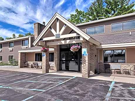 Blossom Hotel & Suites Traverse City