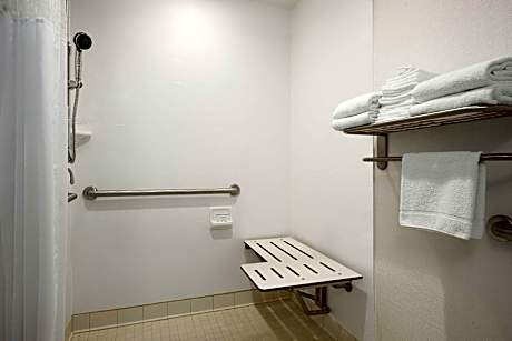 1 King Mobility/hearing Acc Ri Shower Nosmok Vis Firealrm/door/phn Alrt/hdtv Fridge/free Wi-fi/hot B