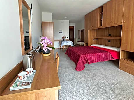 Studio Apartment with One Double Bed
