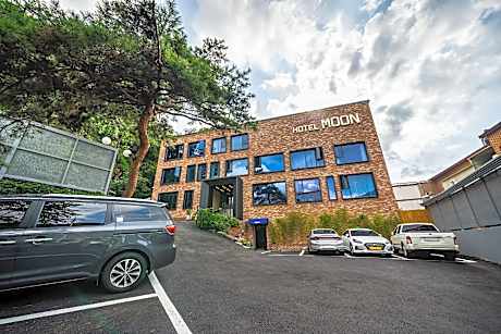 Hotel Moon