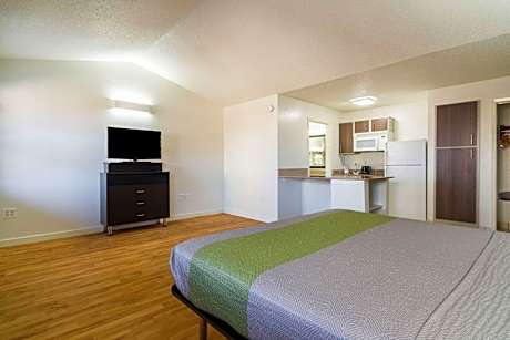 Deluxe King Room - Non-Smoking